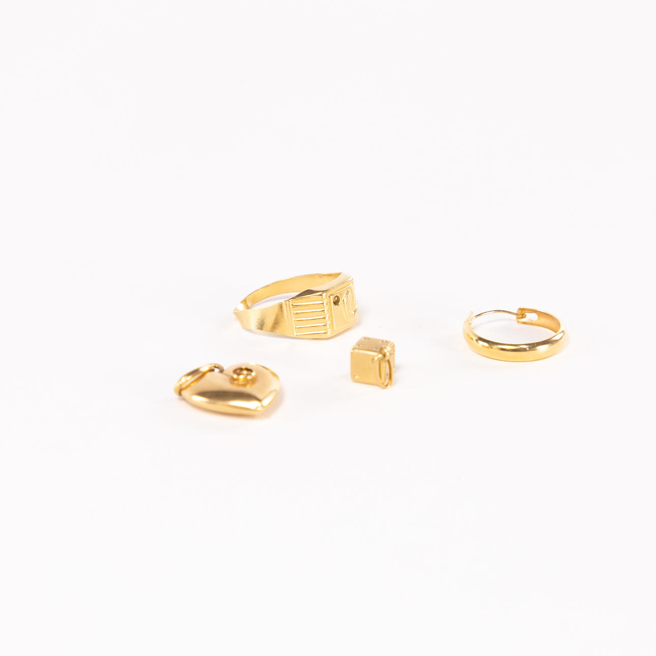 DIVERSE GULD. 18K, 4 delar.