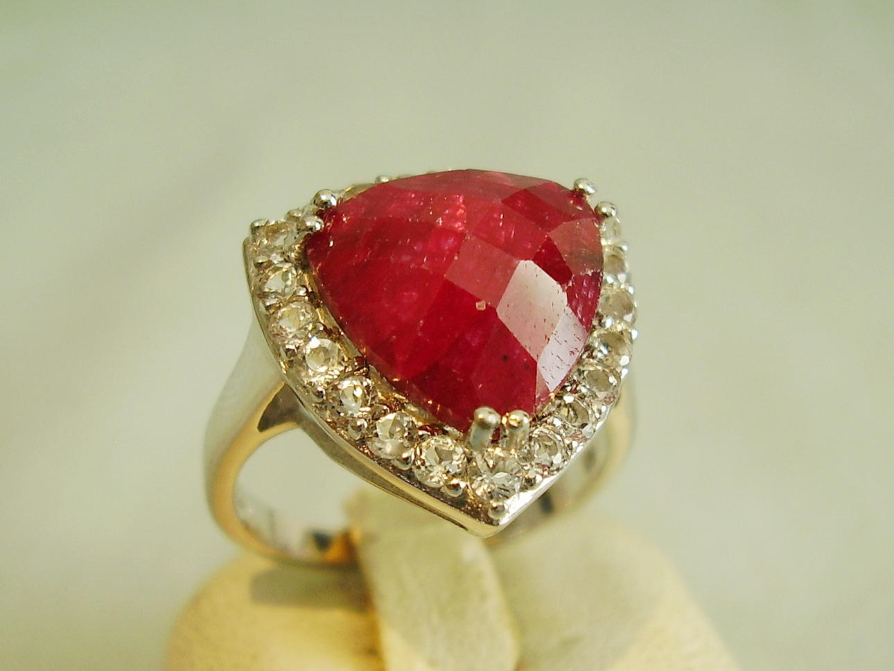 RUBIN - VIT TOPAZ RING 6,7 ct.