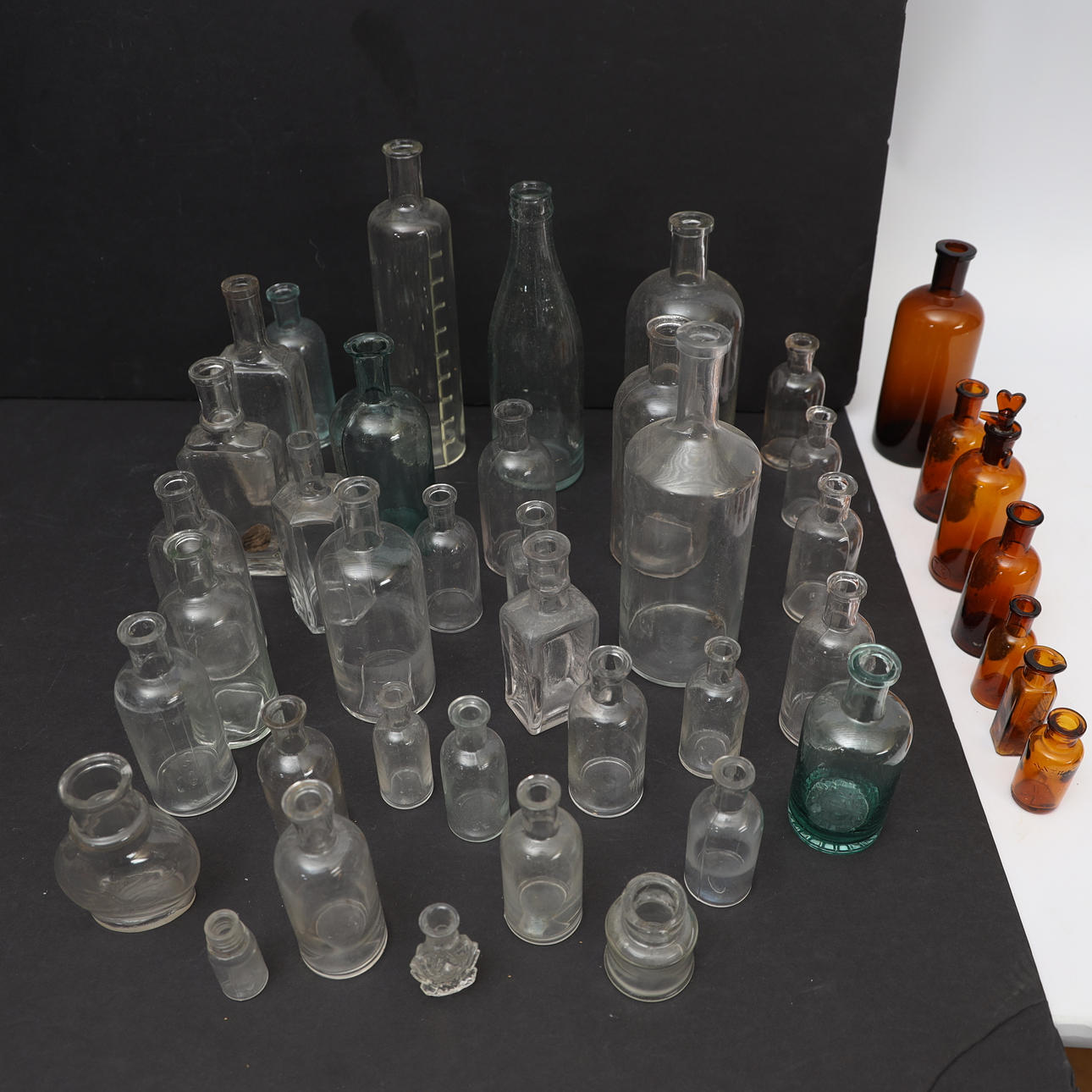FLASKOR, 1900-talets första hälft, delvis bruntonat glas.
