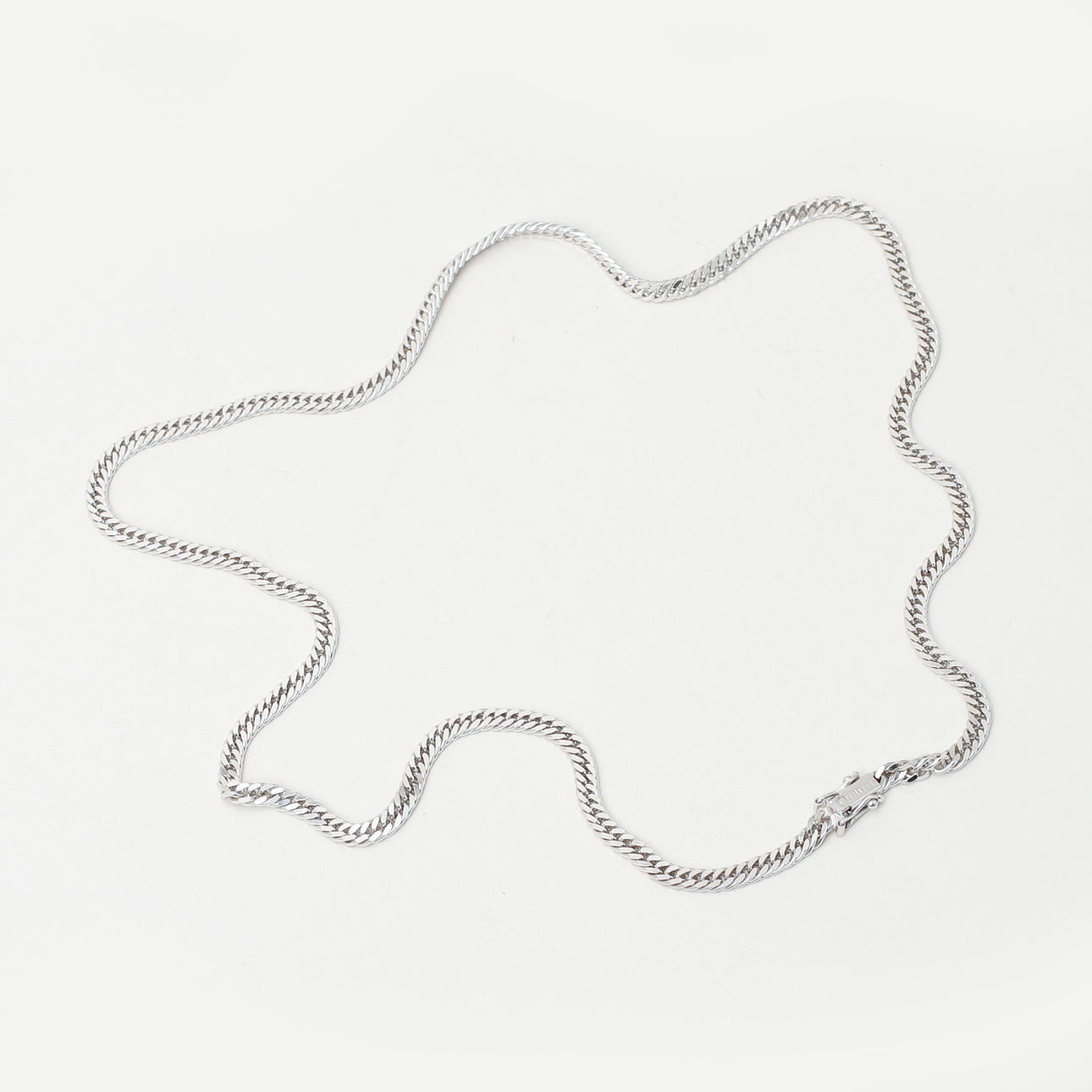 COLLIER, 18k vitguld, vikt ca 23,4 gram.