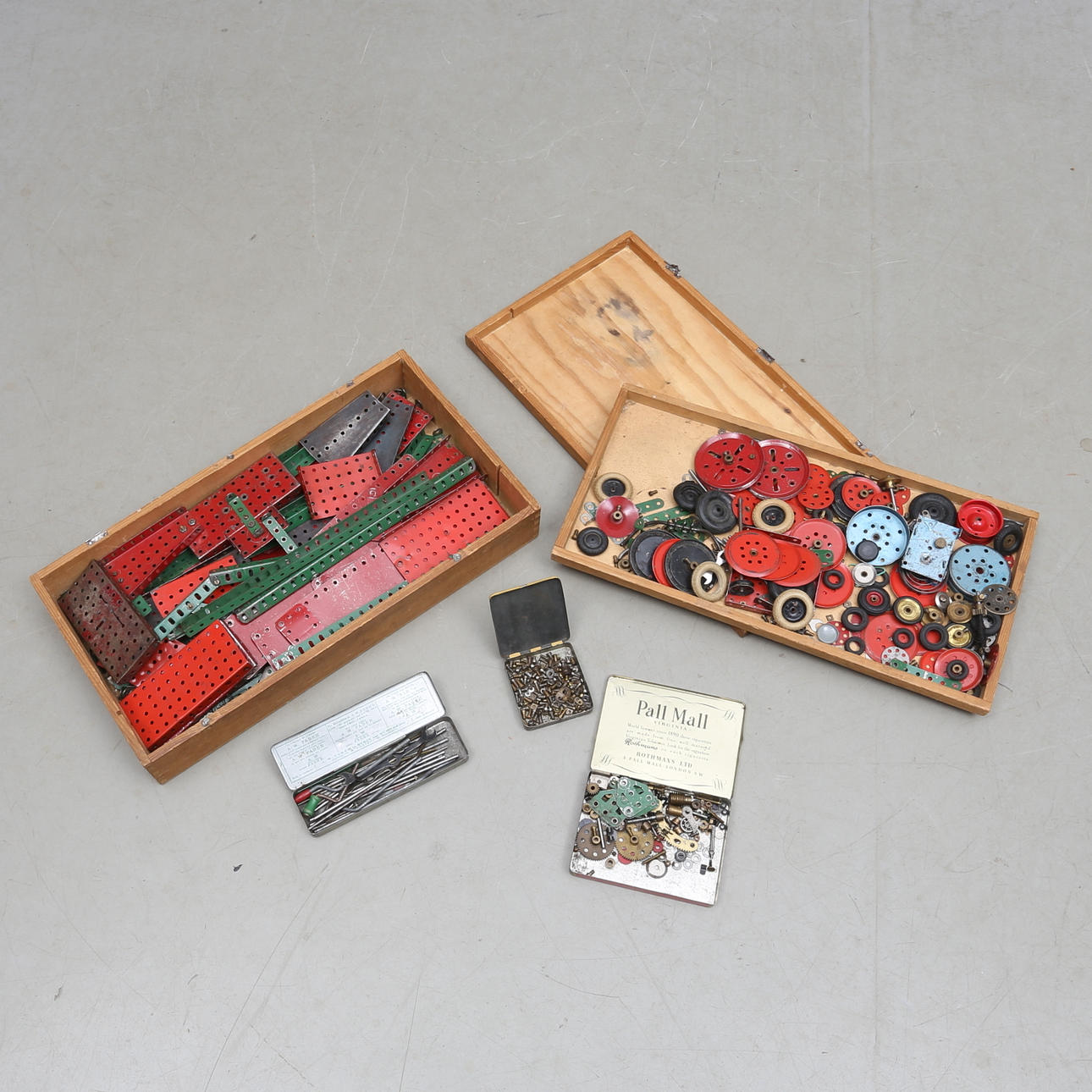 MECCANO, diverse delar, i originallåda av trä.