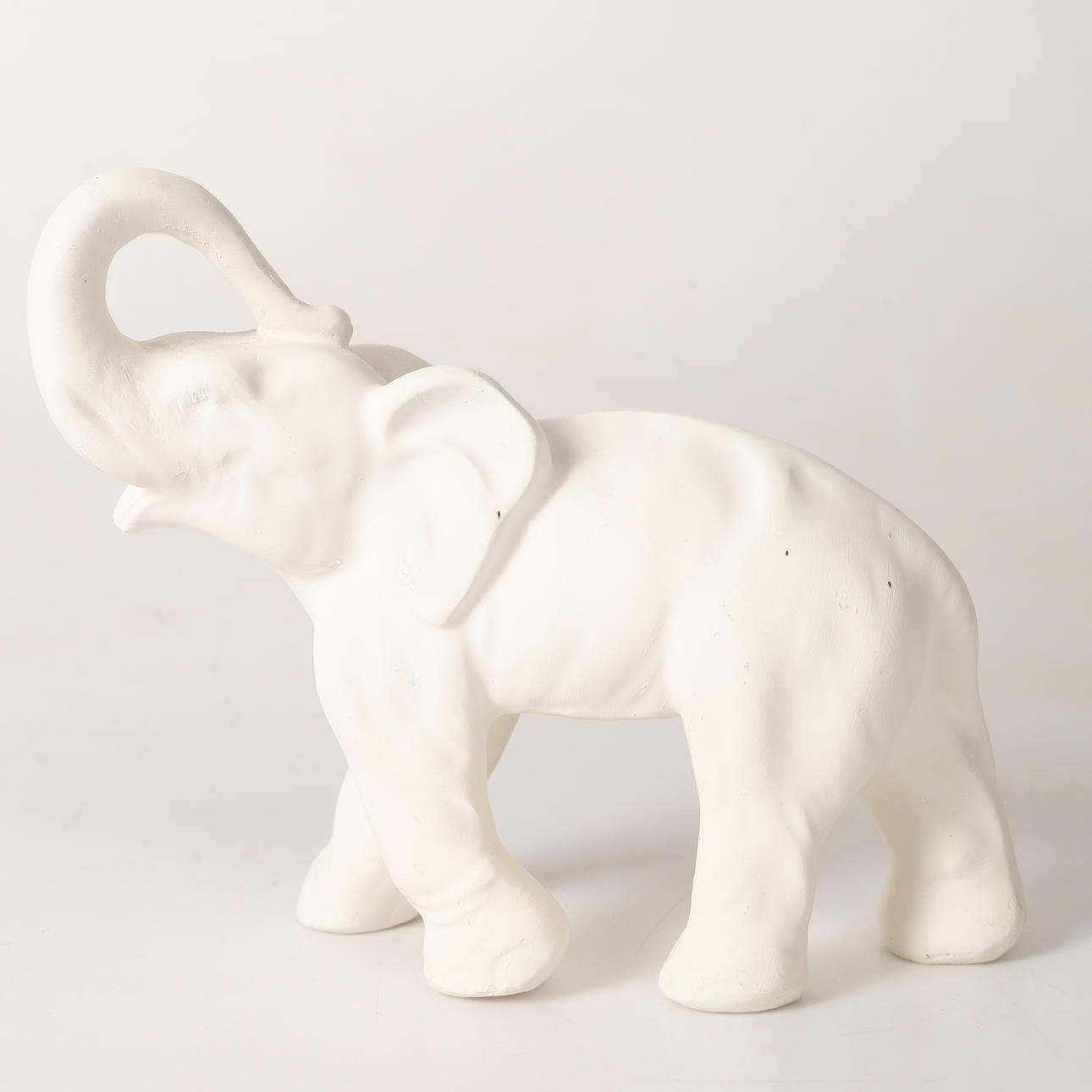 FIGURIN, elefant, gips, osignerad.