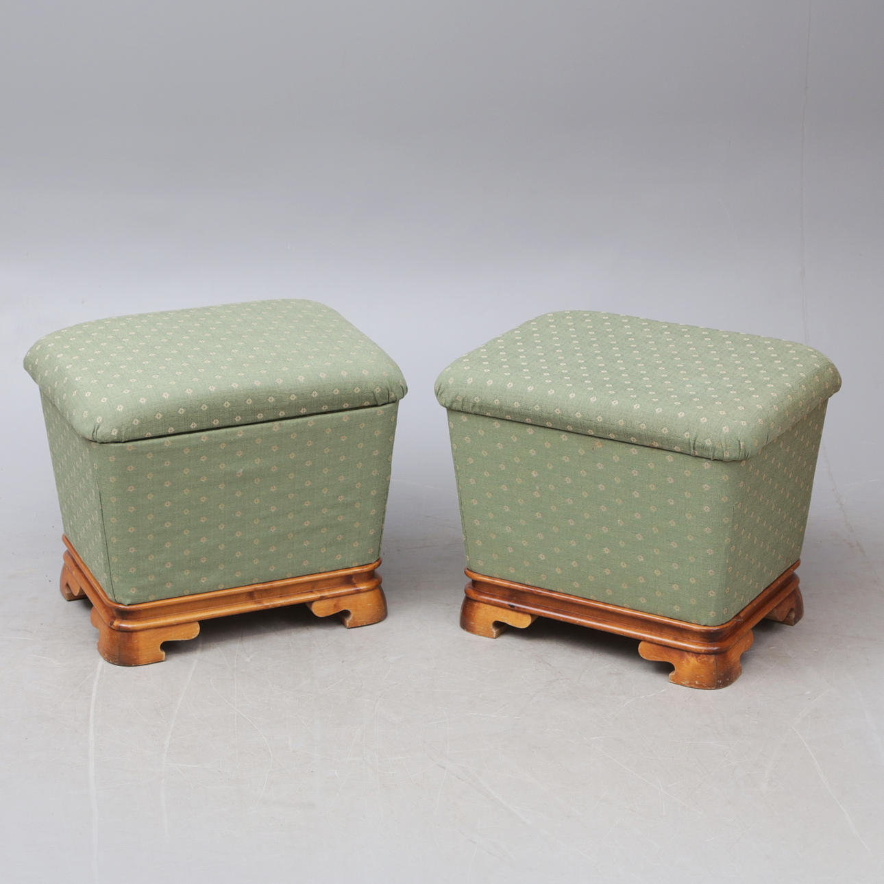PUFFAR 2 st, textil/trä.