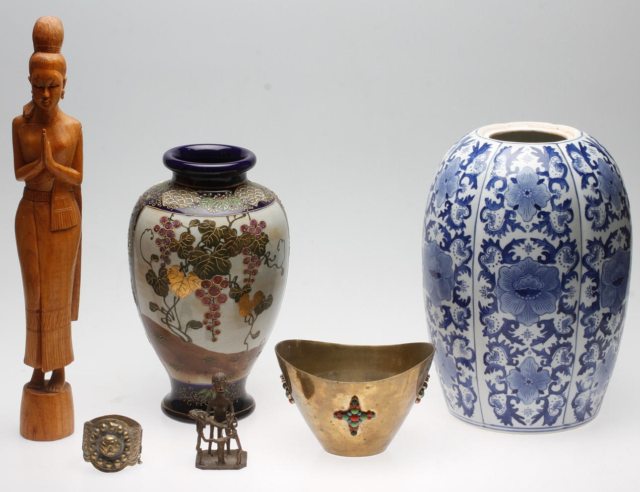 ORIENTAL OBJECTS, 6 parts, 20th century.