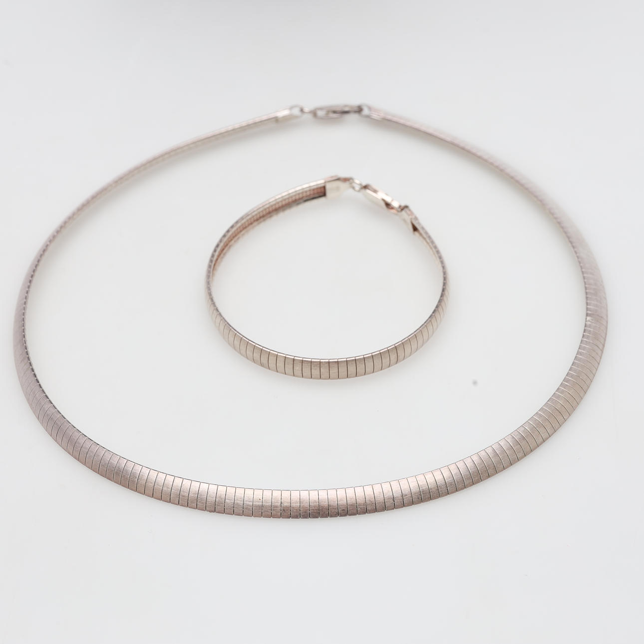ARMBAND samt COLLIER, silver, vikt ca 35,6 gram.