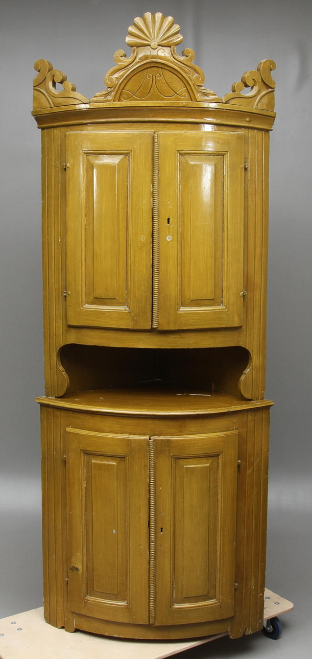 HÖRNSKÅP, omkring 1800.