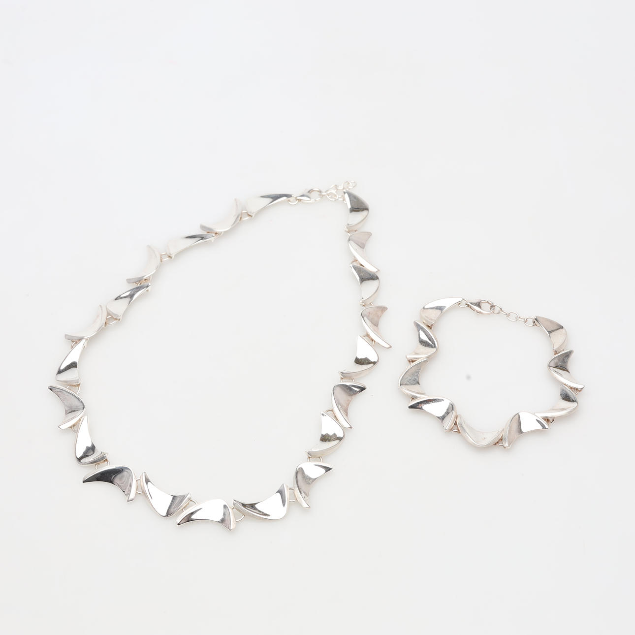 ARMBAND samt COLLIER, silver, vikt ca 35,5 gram.