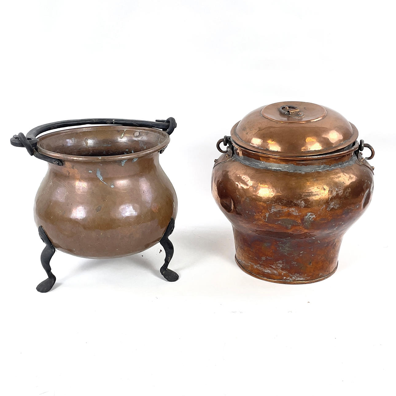 CAULDRON & POT, 2 pcs. Copper, 19th/20th century.