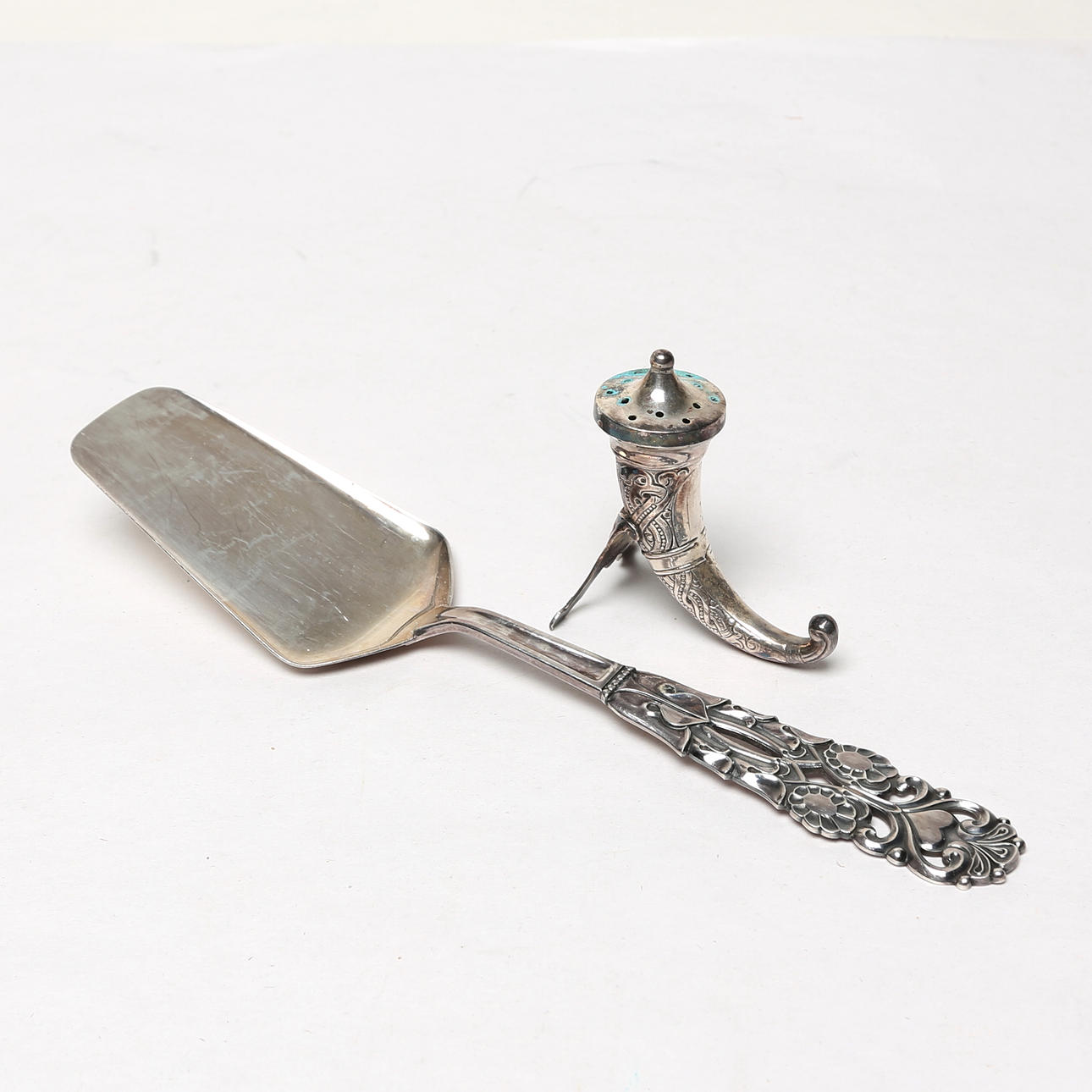 KAKSKED och STRÖARE, silver.