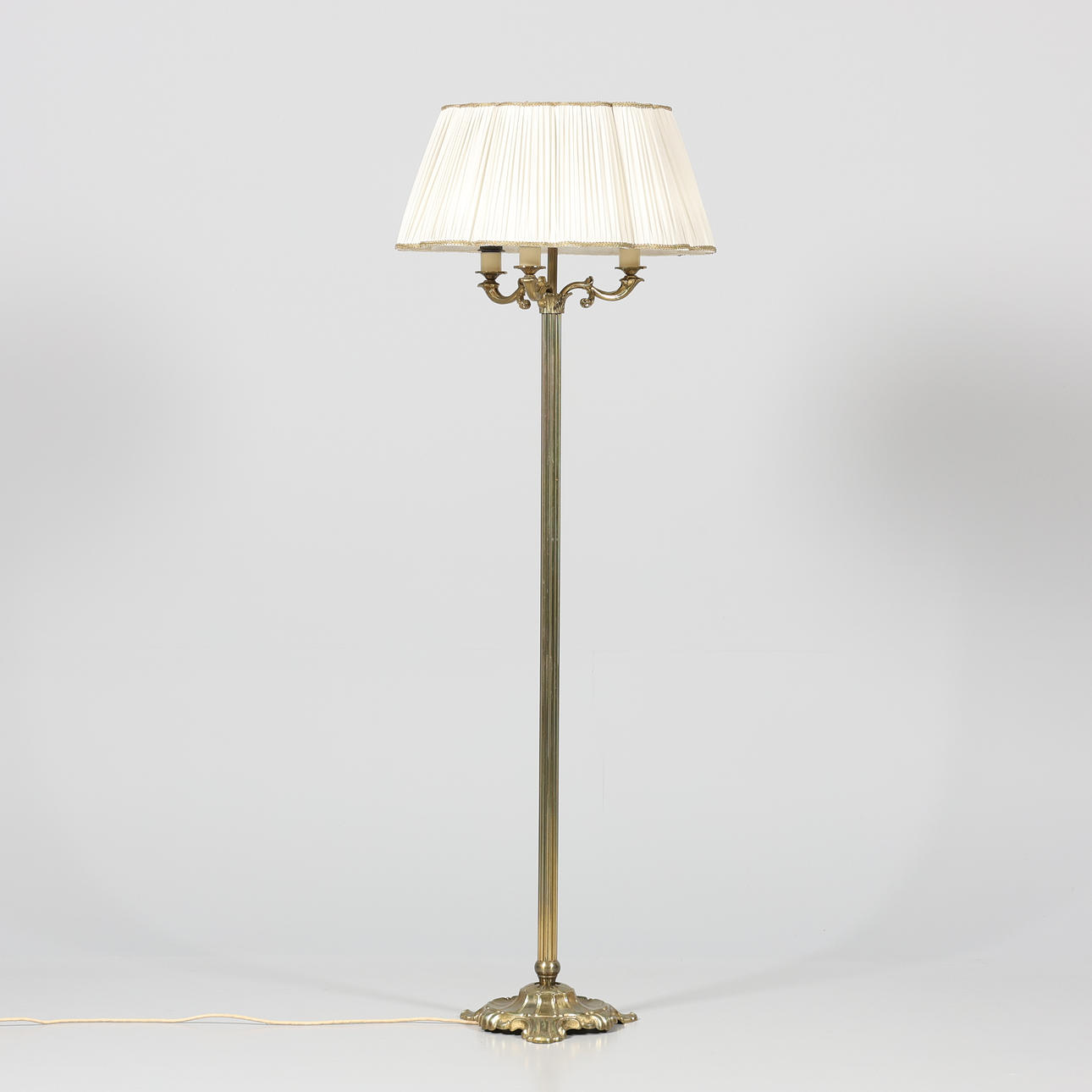 GOLVLAMPA, mässing, 1900-tal.