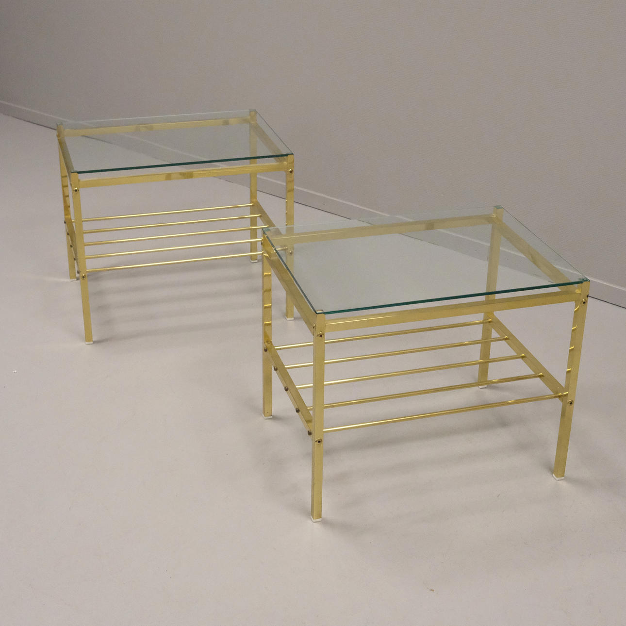 SIDOBORD, ETT PAR, MÖJLIGEN SILVERBERGS, 1970-TAL, MÄSSING OCH GLAS.