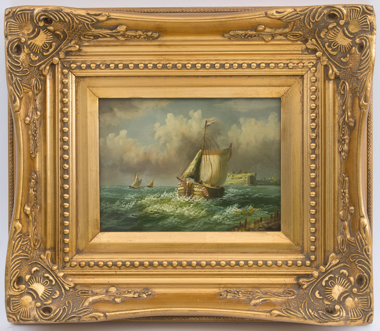 UNBEKANNTER KÜNSTLER. ”Niederländische Sefahrer”, olja på porslinstallrik, signerad, troligen 1. 1900-talets hälft.