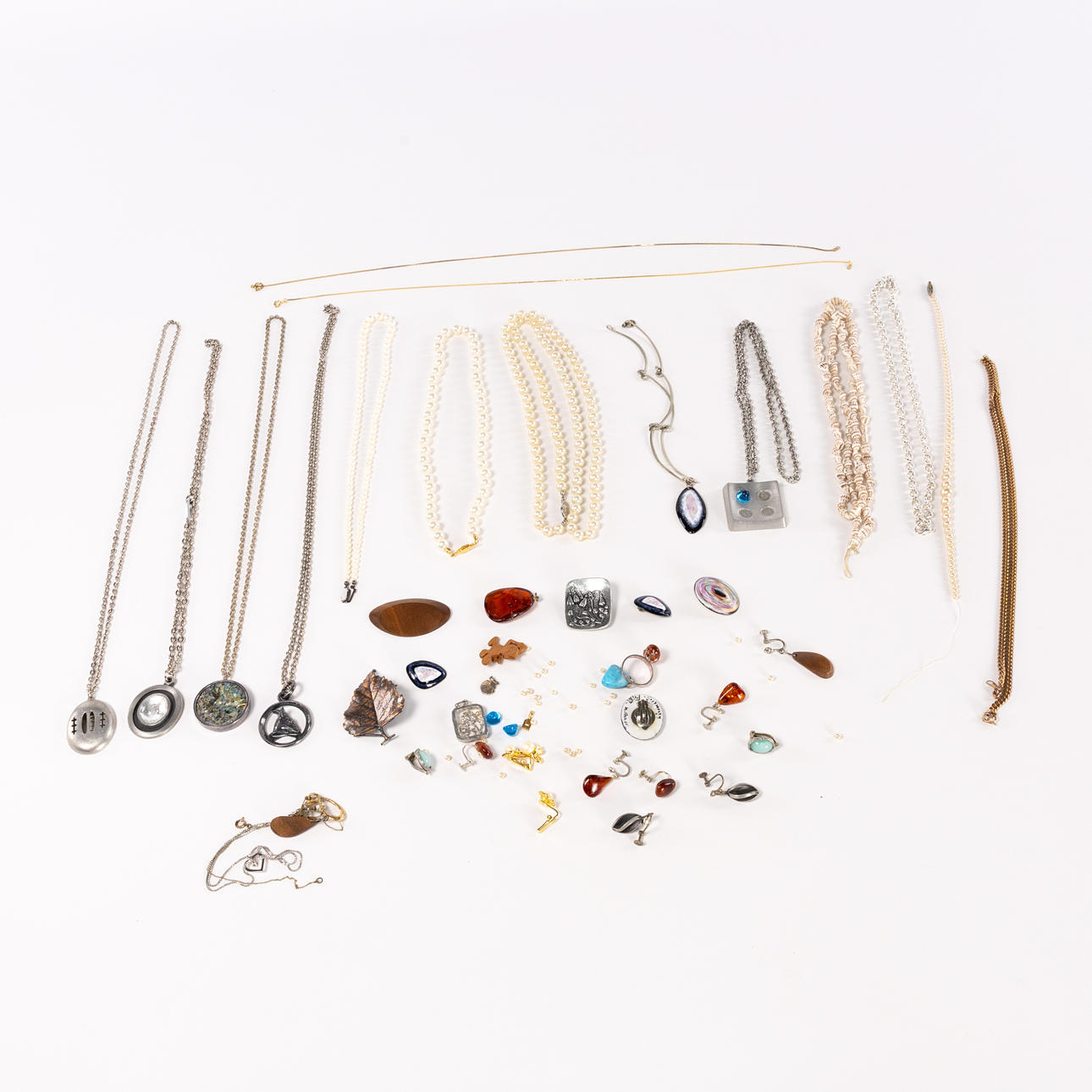 BIJOUTERIER. Mindre parti. Bl. a. pärlcollier, någon del silver.