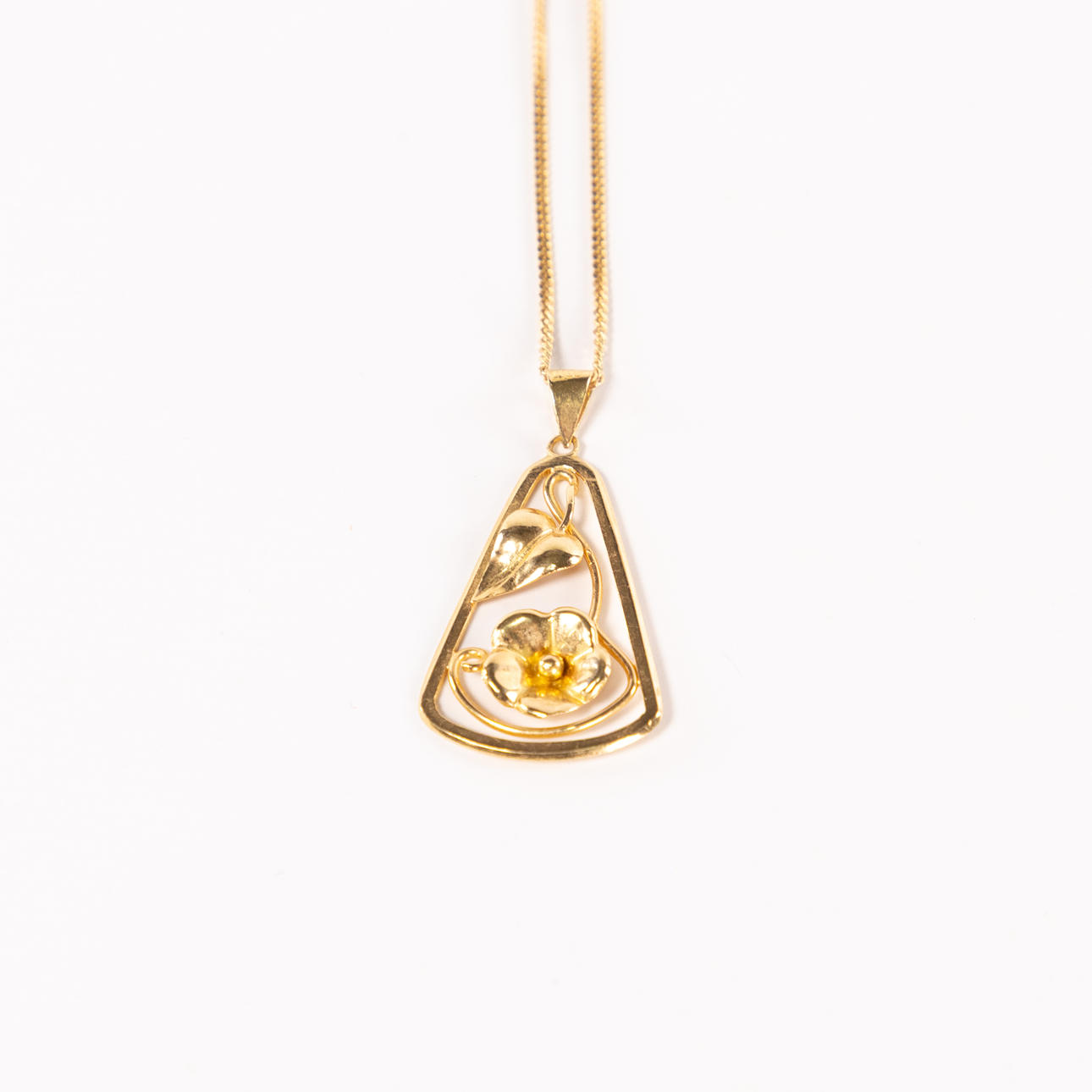 HALSBAND MED BERLOCK. 18k guld.