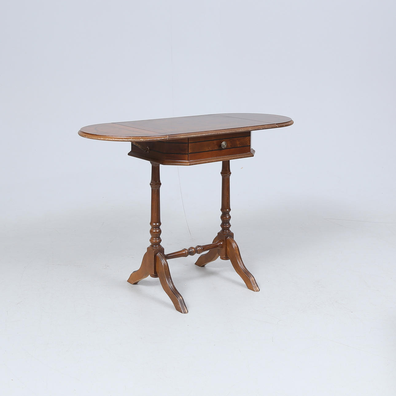 LAMPBORD, engelsk-stil, 1900-tal.