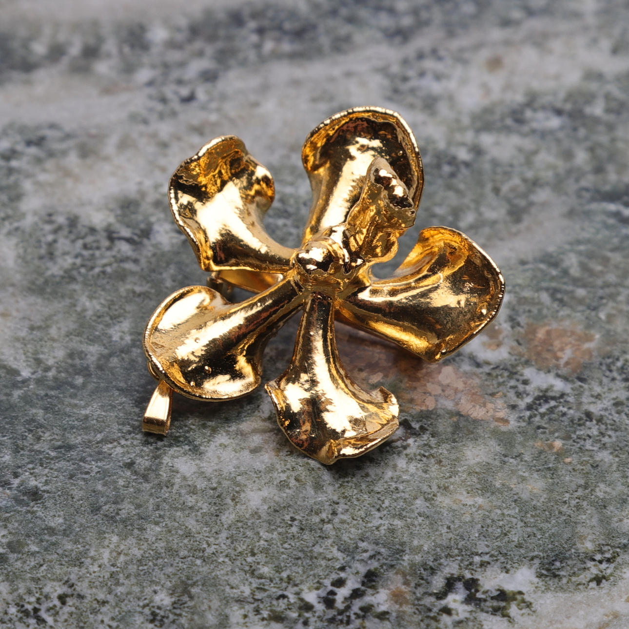 BROSCH/HÄNGE, guldpläterad metall, orkide.