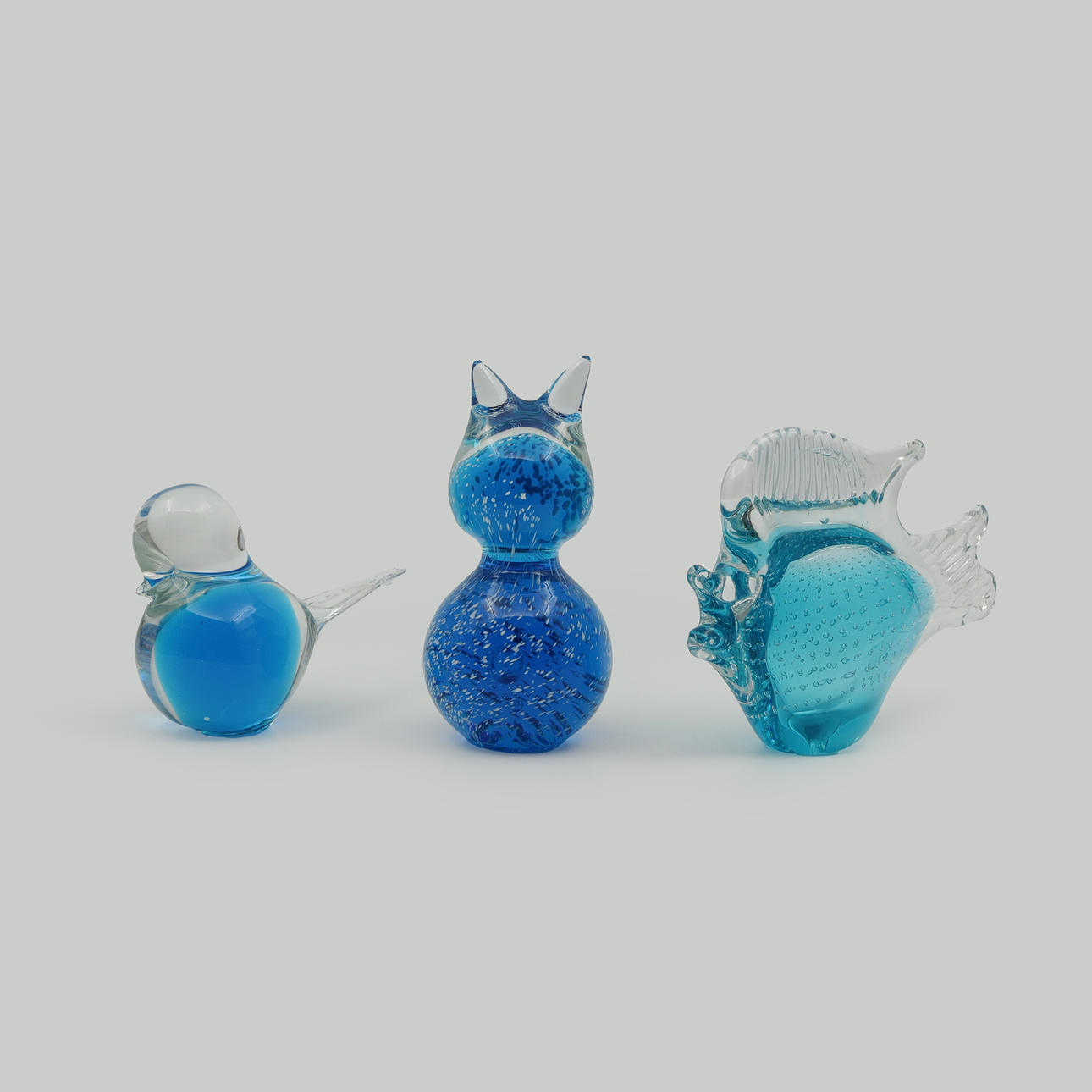 GLASDJUR, 3 ST, BLÅTT GLAS, OSIGNERADE.