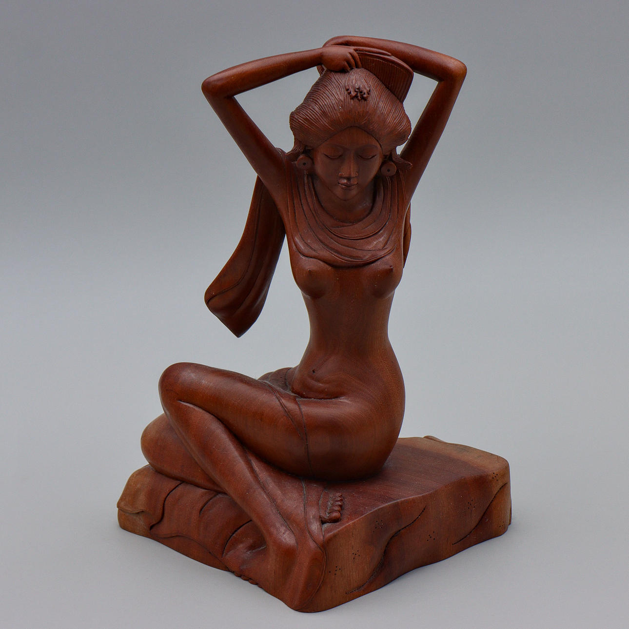 TRÄSKULPTUR "KVINNA" BALI (28cm).