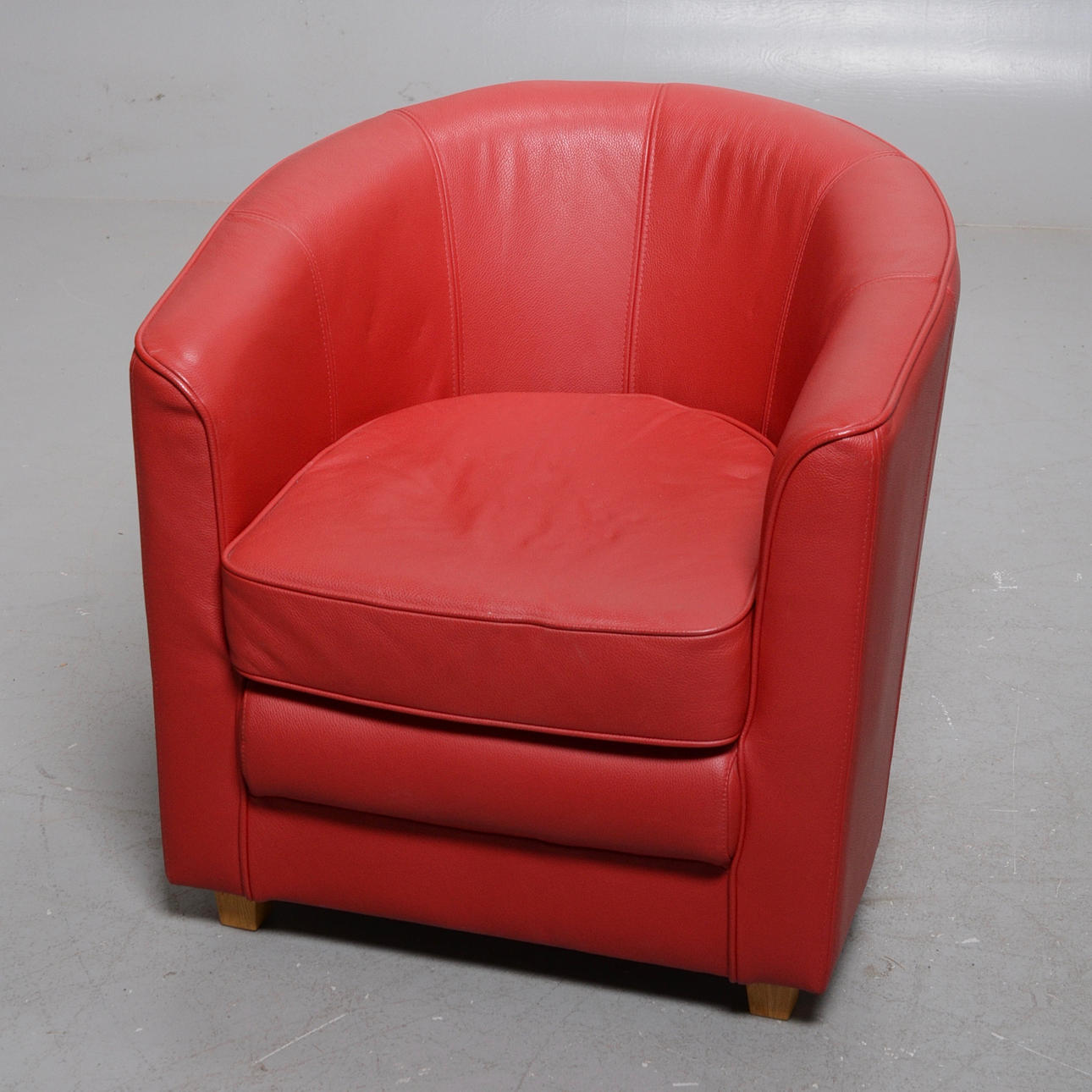 FÅTÖLJ, klädd i rött skinn.