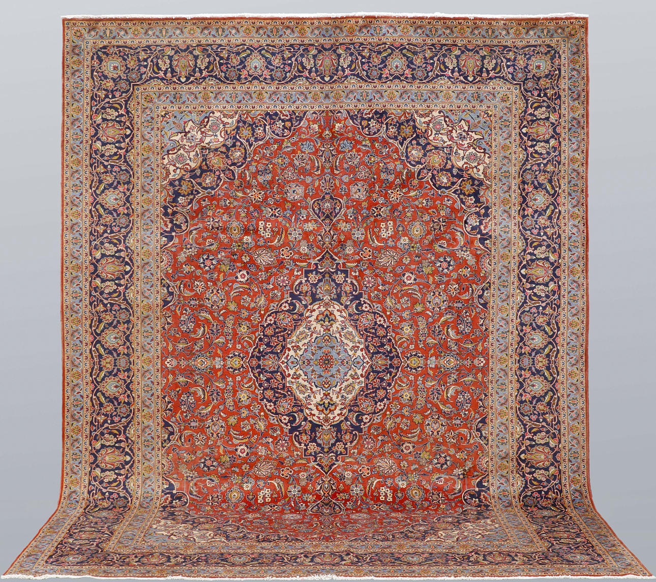 MATTA. Äldre Keshan, 398 x 296 cm.