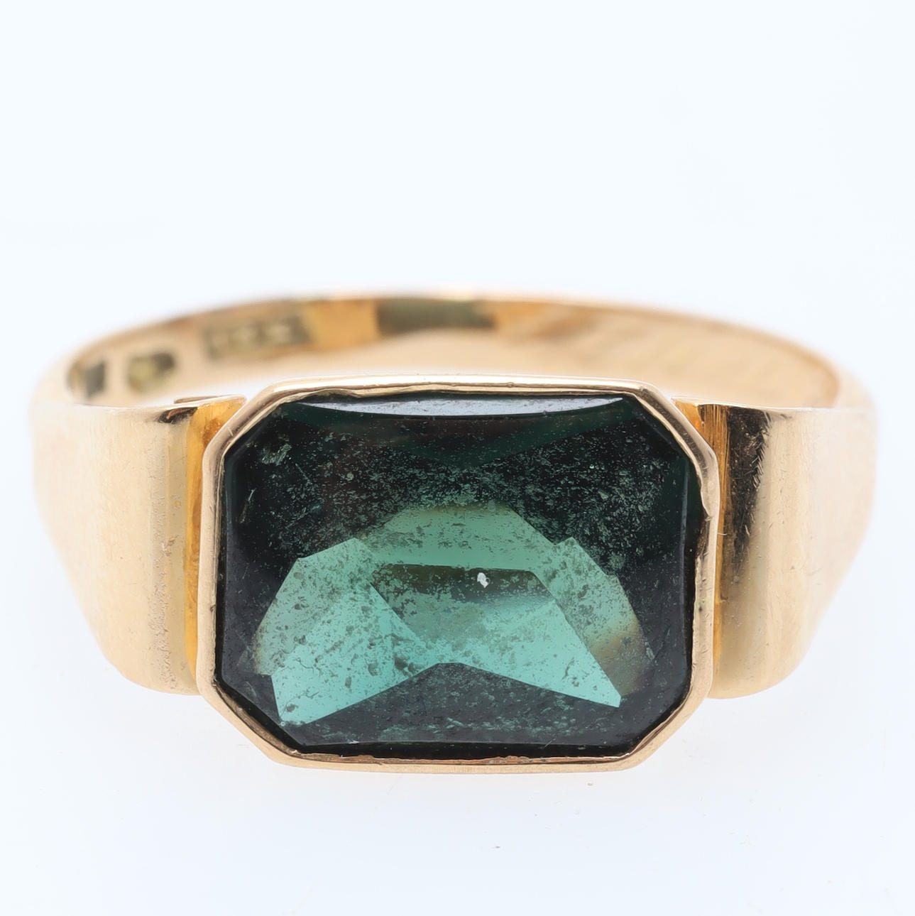 RING, 18K guld med grön sten.