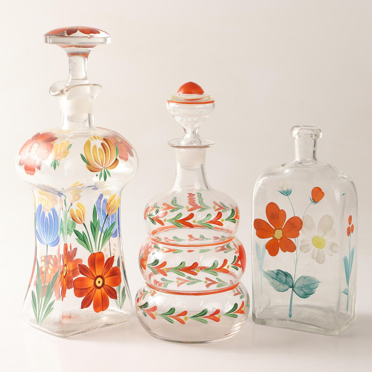 KARAFFER, 3 stycken, målat glas, 1800/1900-tal.