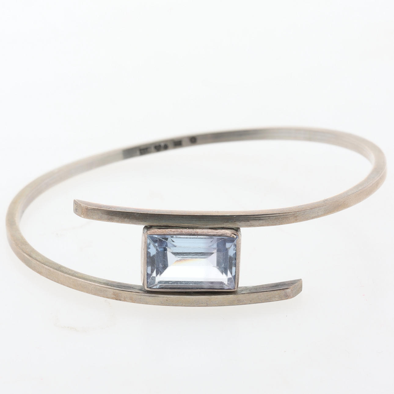 ARMRING, silver med ljusblå sten.