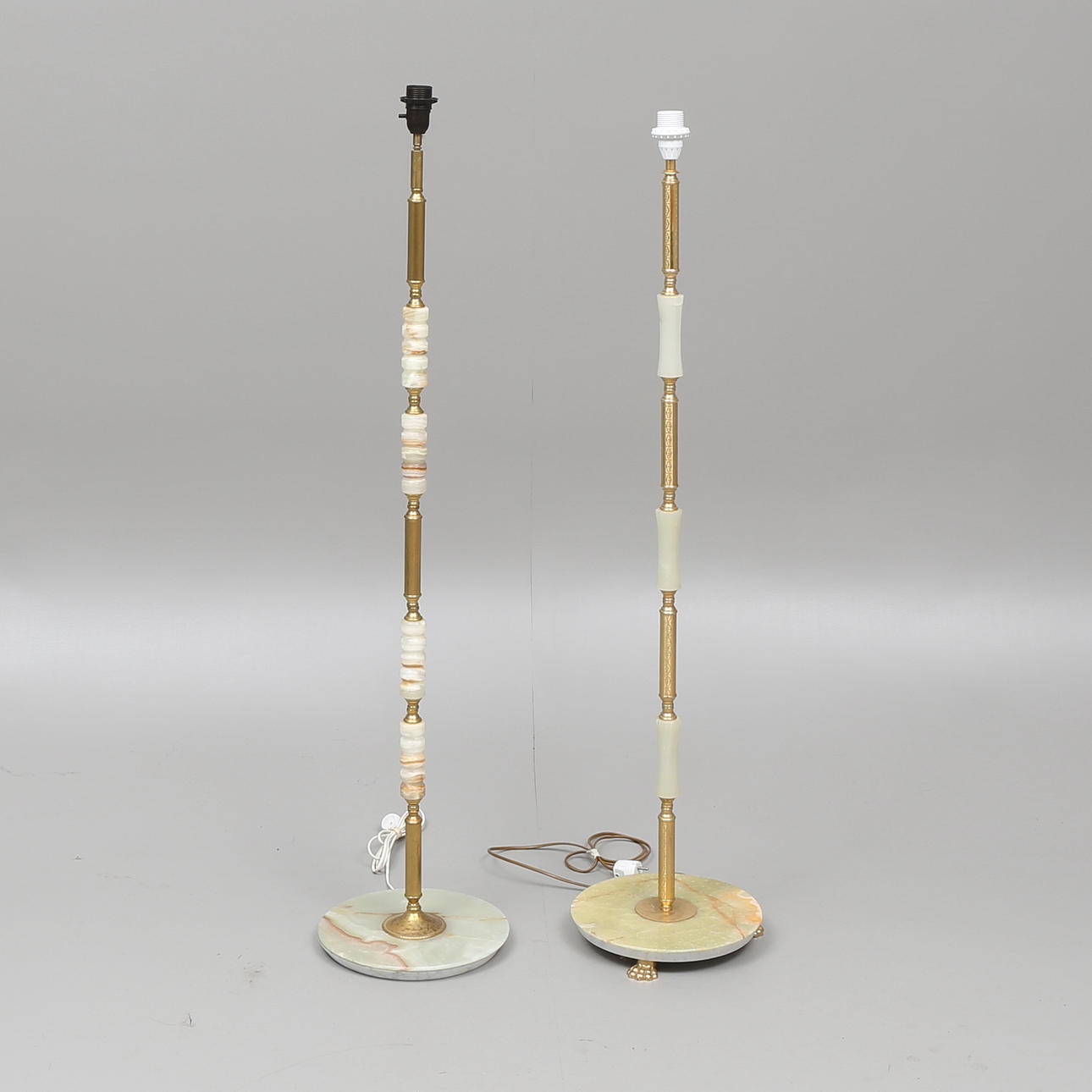 GOLVLAMPOR, ett par snarlika, marmor/gulmetall, 1900-talets andra hälft.