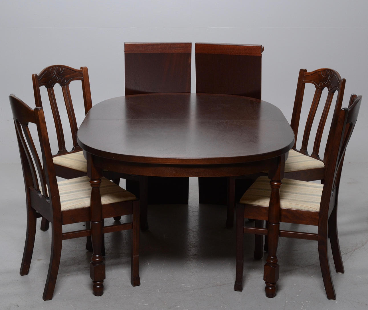 MATMÖBEL, bord och stolar.