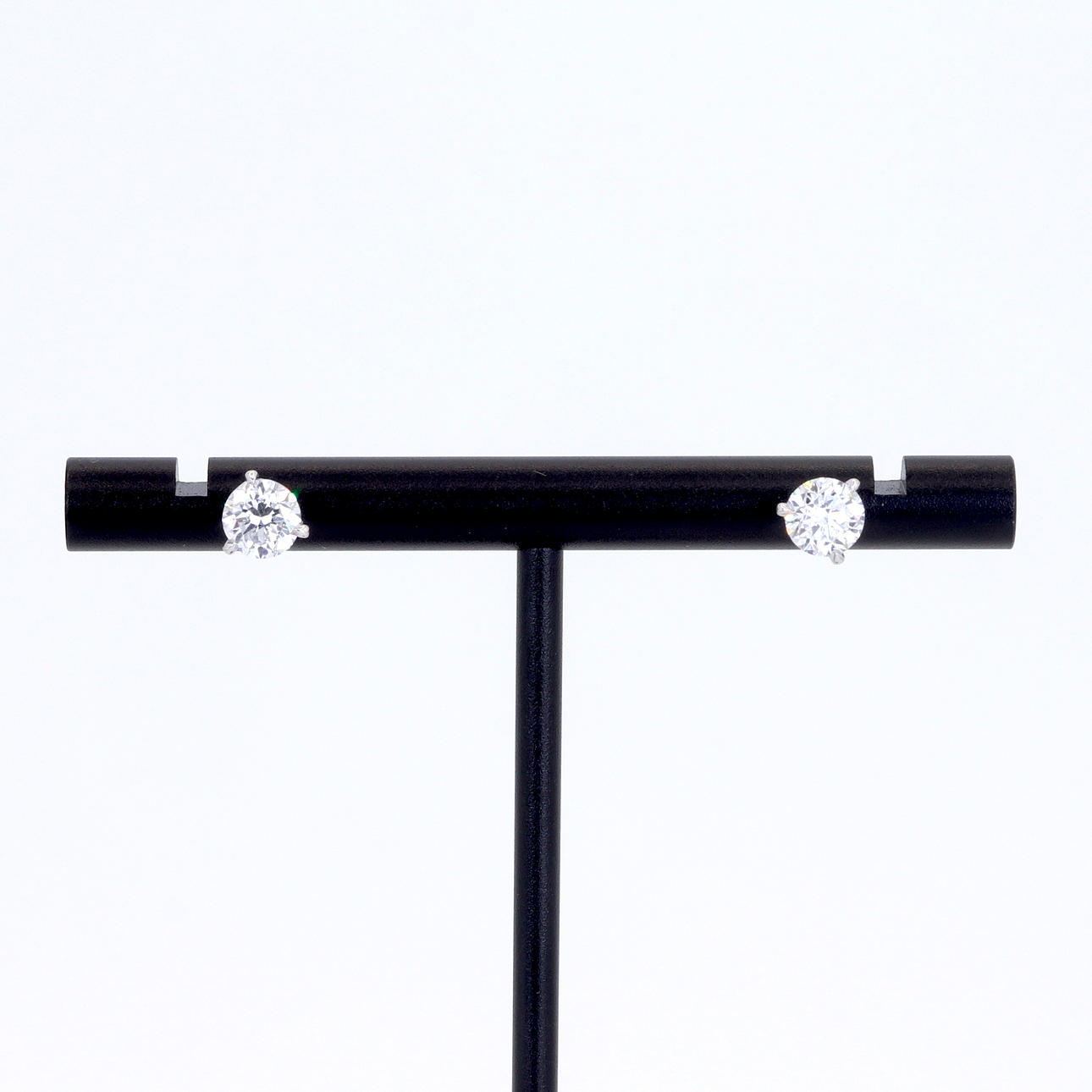 LAB GROWN 1CT DIAMOND EARRINGS.