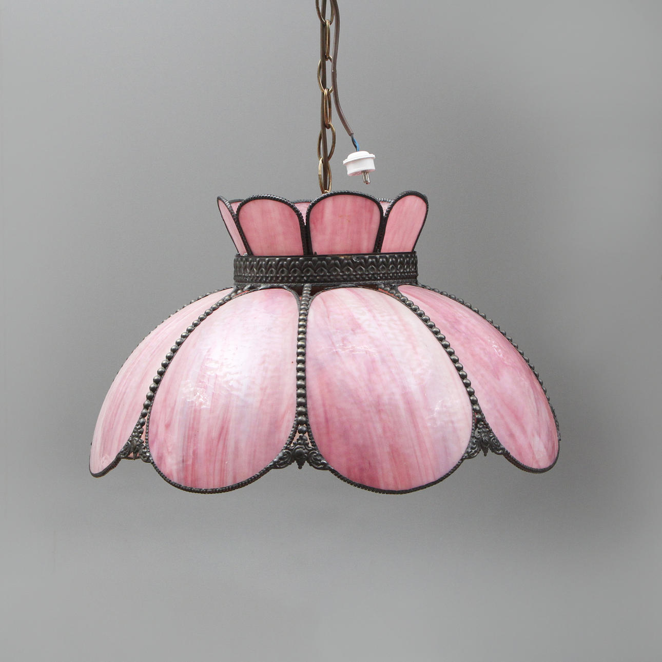 TAKLAMPA, rosa snäckform.