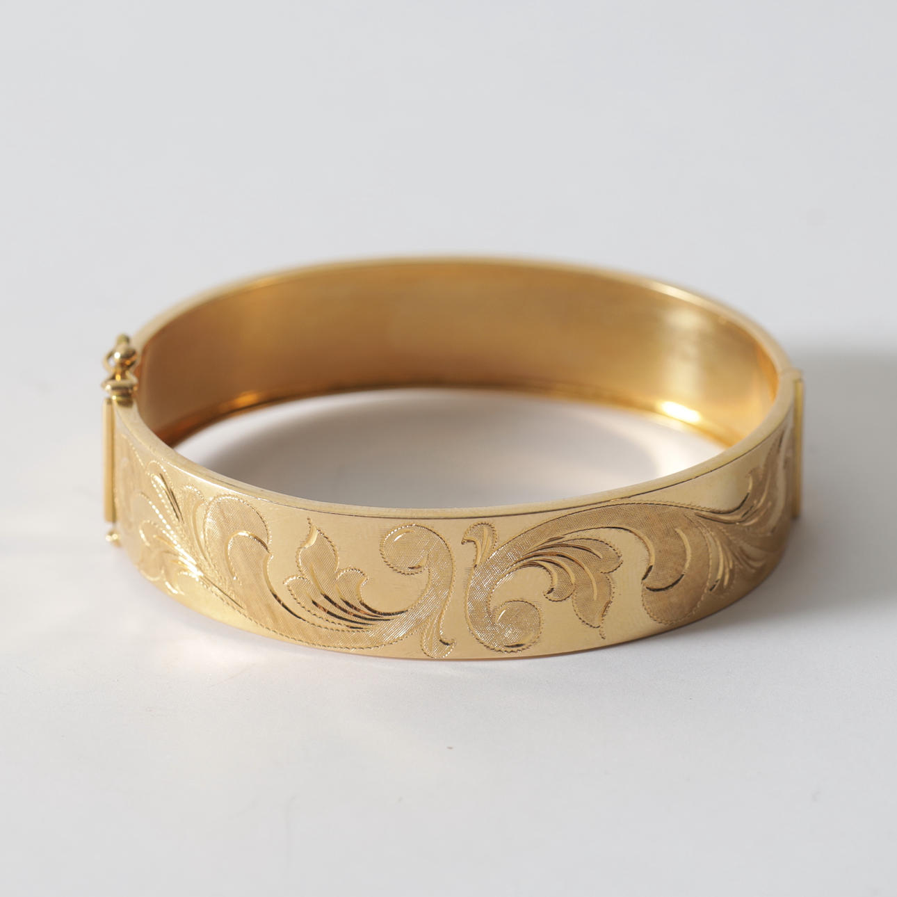 ARMRING, 18K guld. Totalvikt ca 22,2 gram.