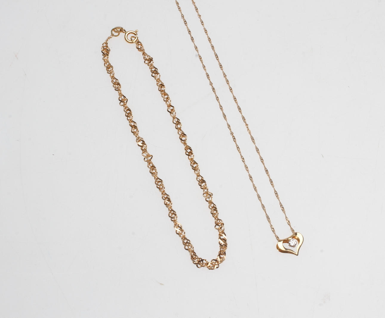 HALSKEDJA MED HÄNGE SAMT EN FOTLÄNK, 18k guld, vikt ca 5,9 gr.