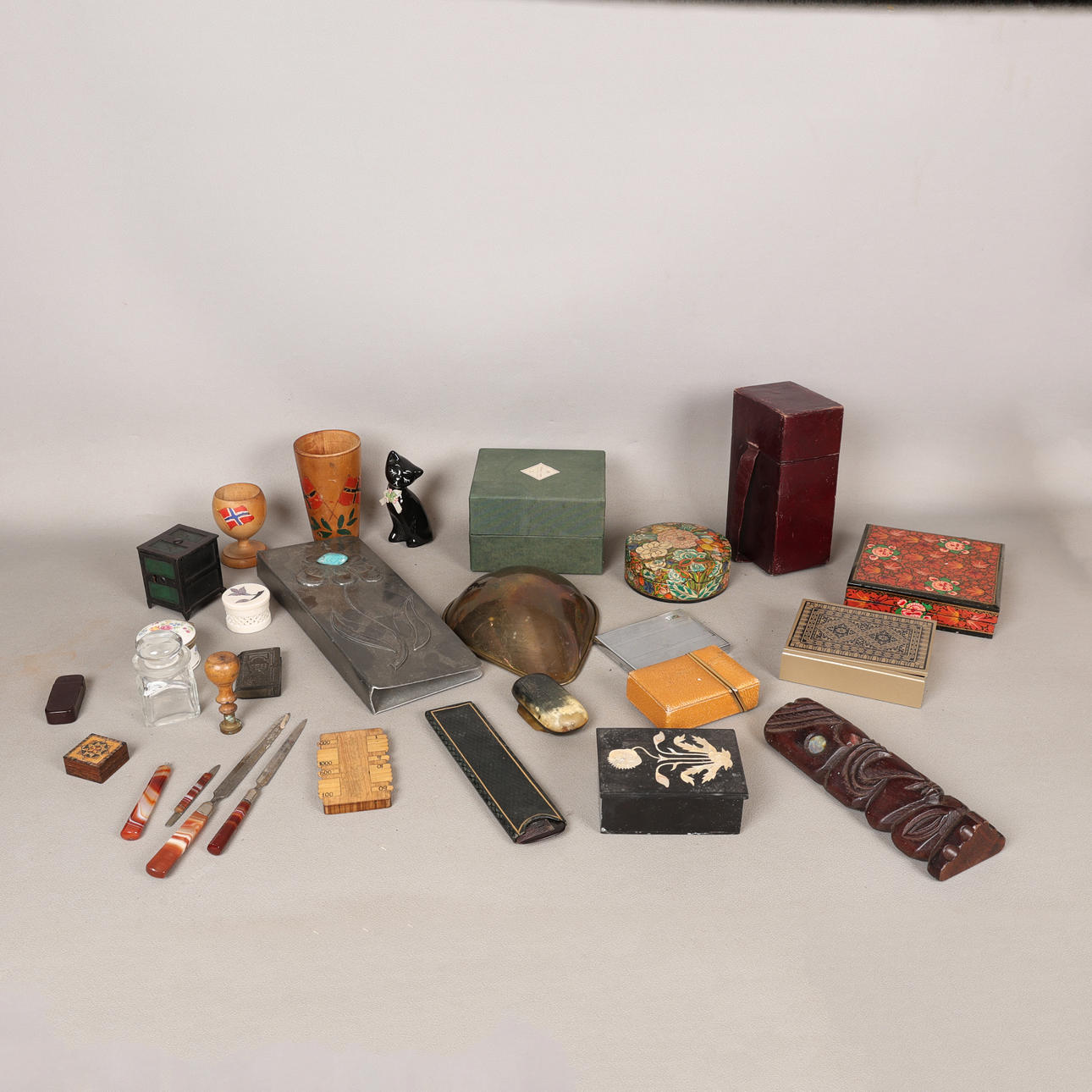 COLECCIÓN DE OBJETOS DE ARTE (CANTIDAD). Otros - Otros - Auctionet