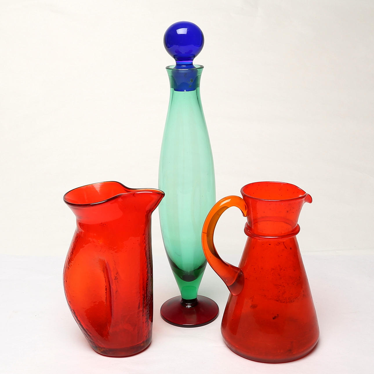 GLASFÖREMÅL, 3 st, färgat glas.