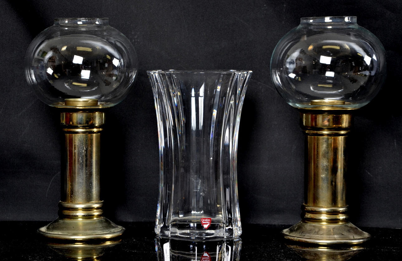 VAS SAMT LJUSLYKTOR, 3 delar, bl a Lars Hellsten, Orrefors.