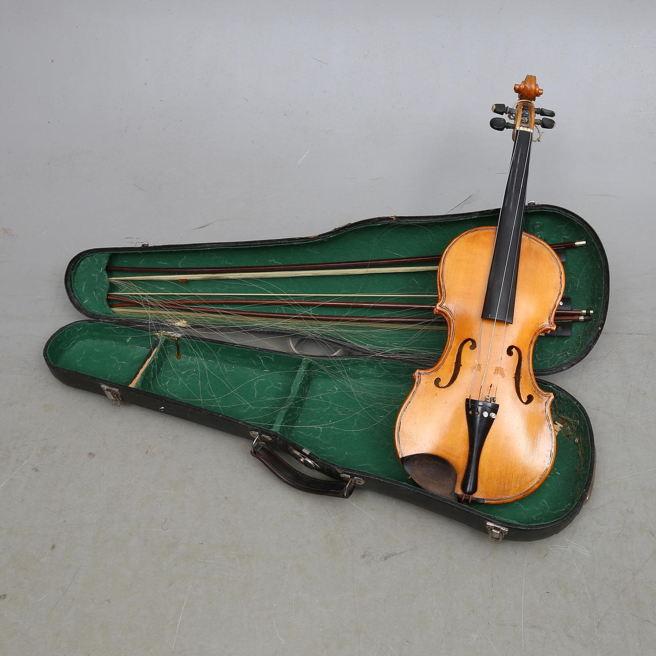 FIOL med 3 stråkar och väska.