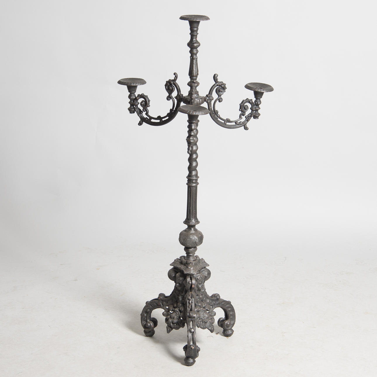 GOLVKANDELABER för 4 ljus, svartmålad gjutjärn, samtida.