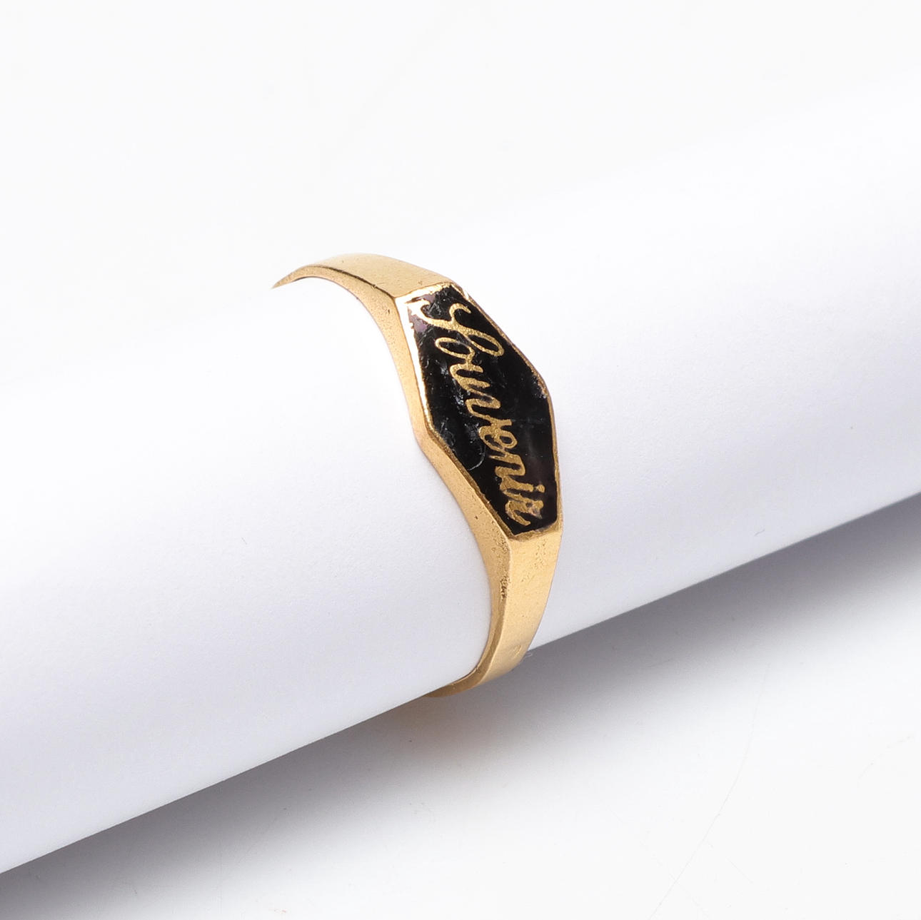 RING, 18K, gold, weight approx. 2.1 grams.