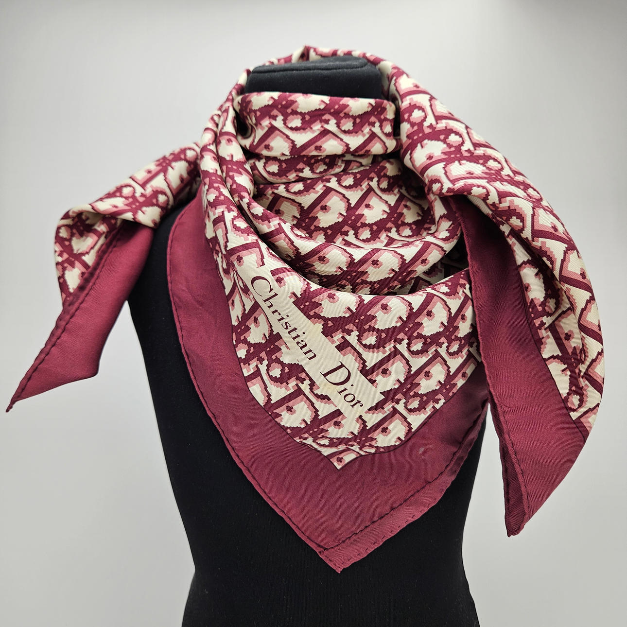 CHRISTIAN DIOR. Scarf.