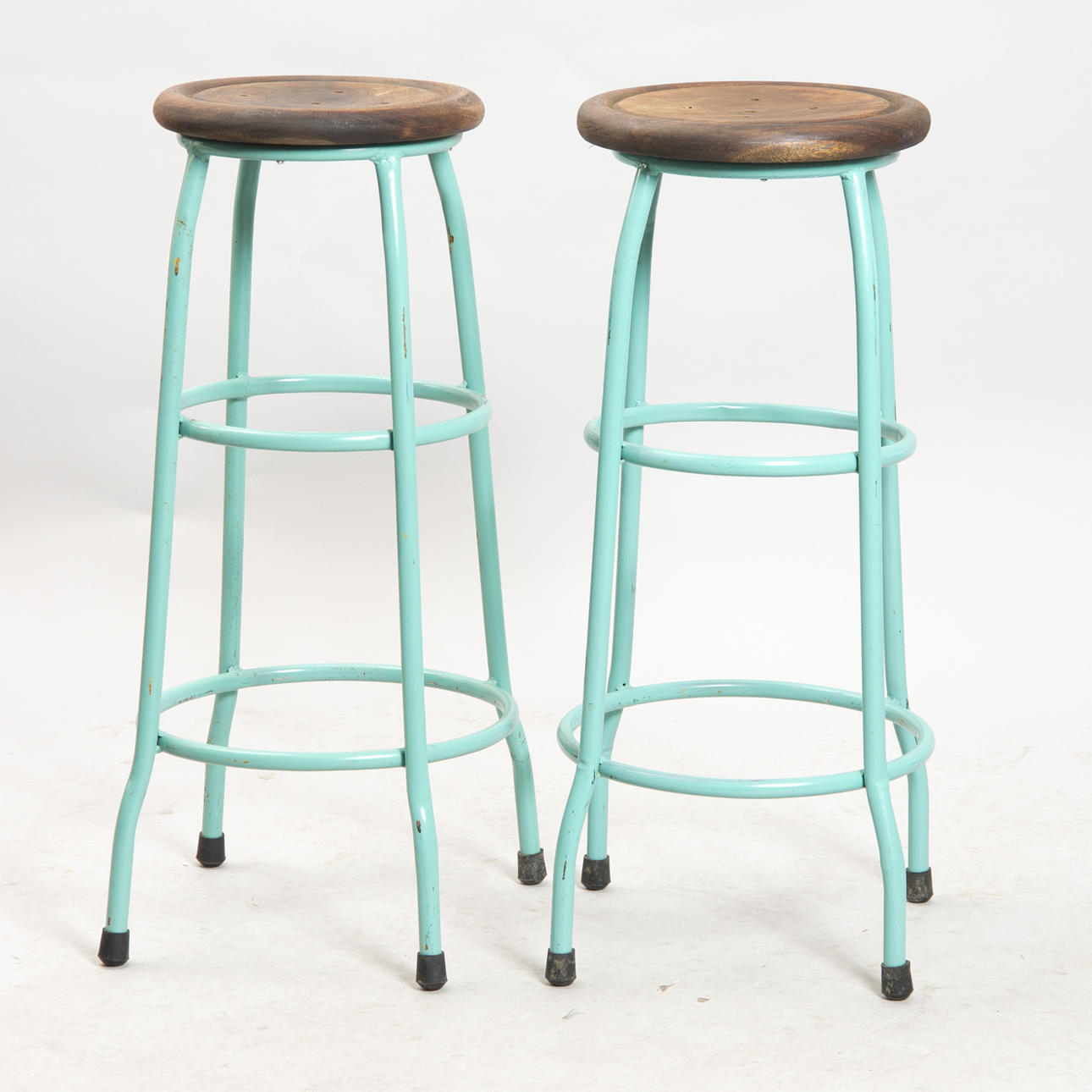 BARPALLAR, 2 stycken, grönmålad metall med träsits, industridesign.