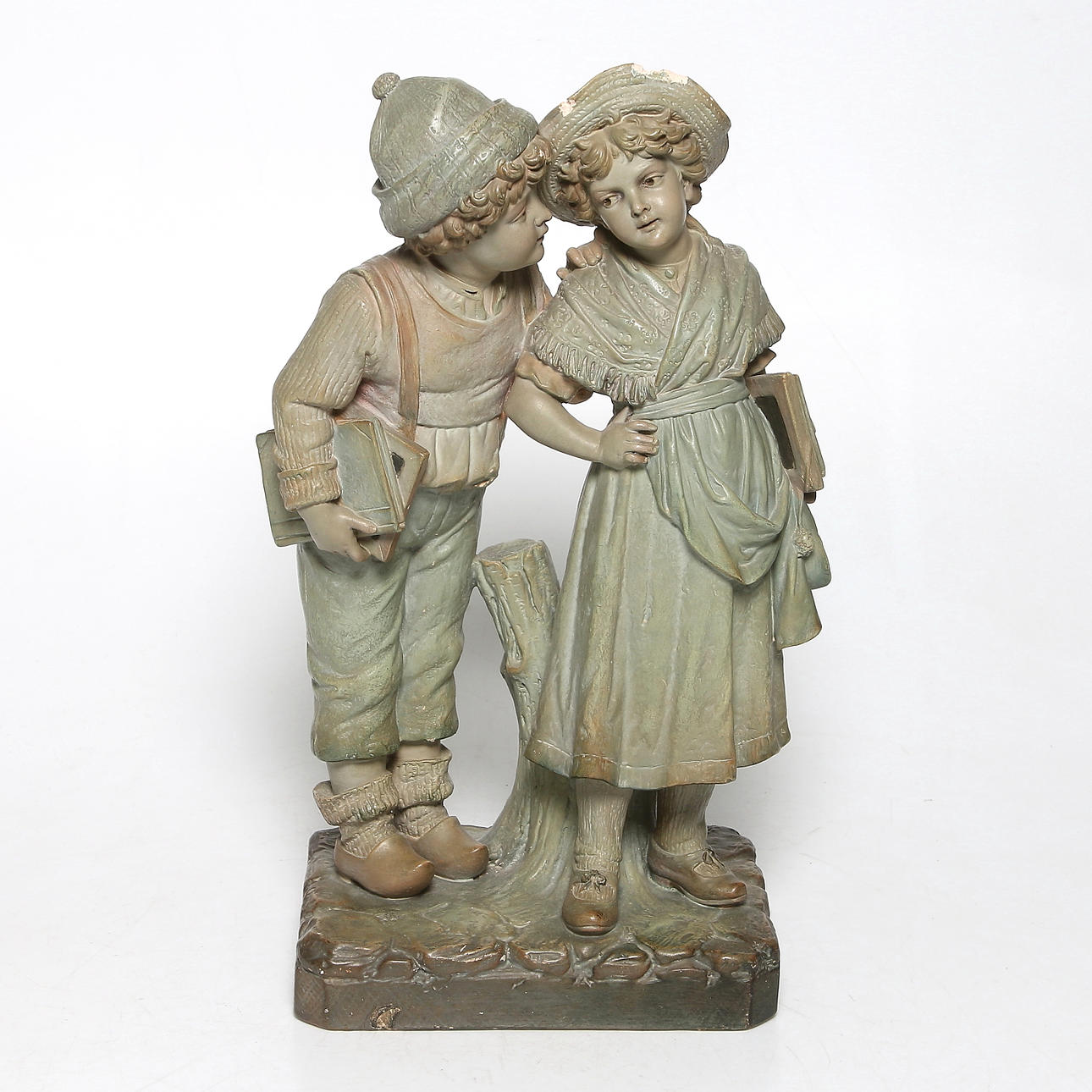 OIDENTIFIERAD KONSTNÄR. Skolflicka möter pojke, patinerad gips, Österrike. Tidigt 1900-tal.