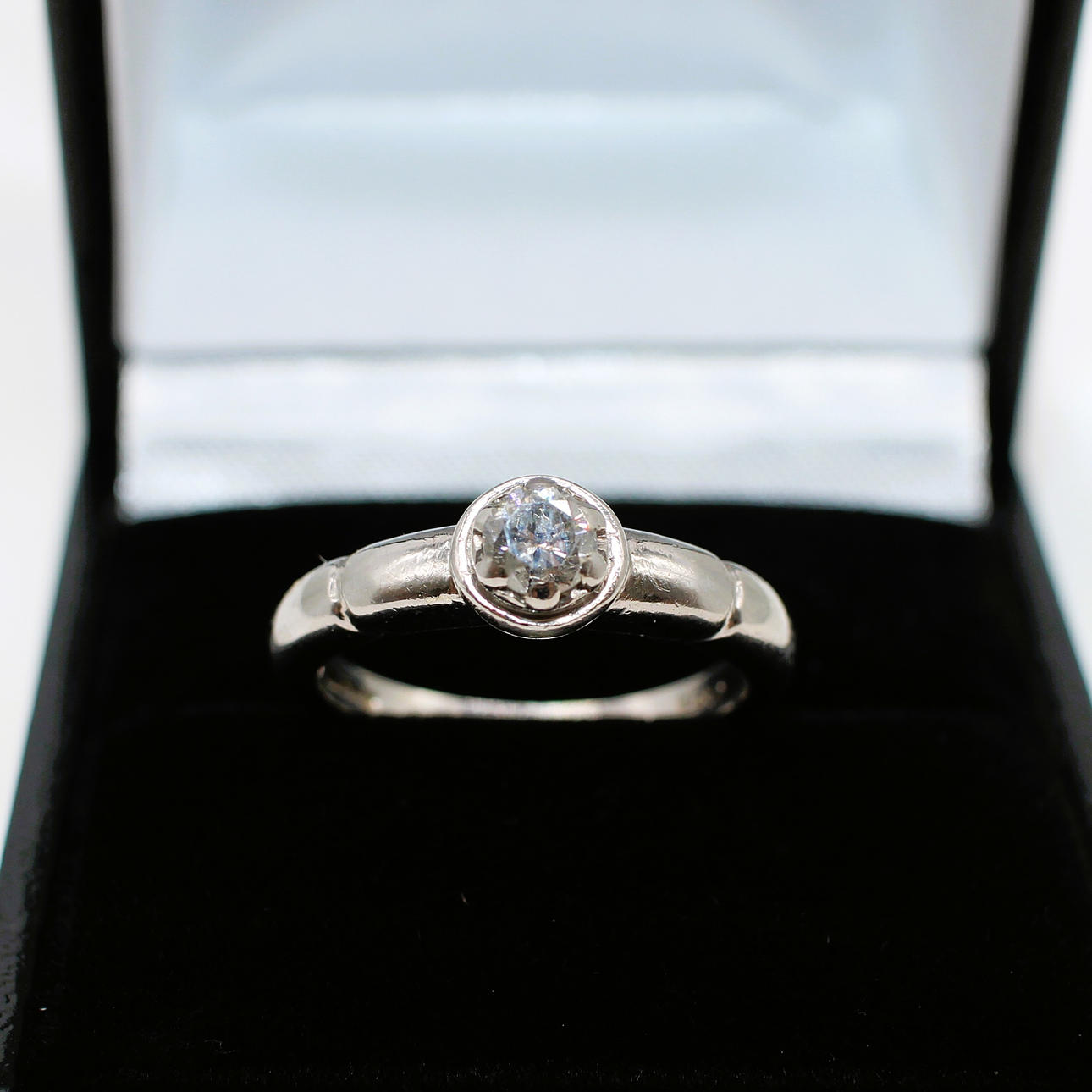 VINTAGE 0.25CT DIAMOND SOLITAIRE RING.
