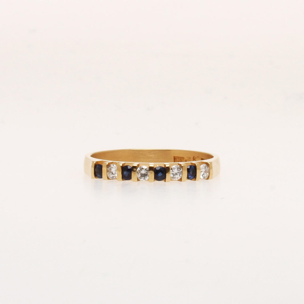 RING, 18k guld med 4 diamanter 0,14 ct, 4 safirer 0,12 ct, vikt 2,6 gram.