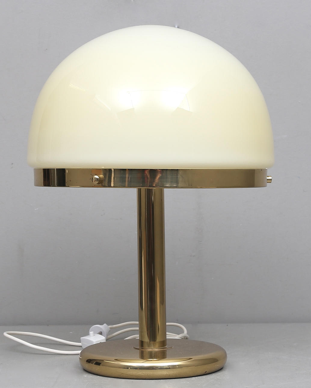 BORDSLAMPA, mässing och glas, 1900-talets andra hälft.