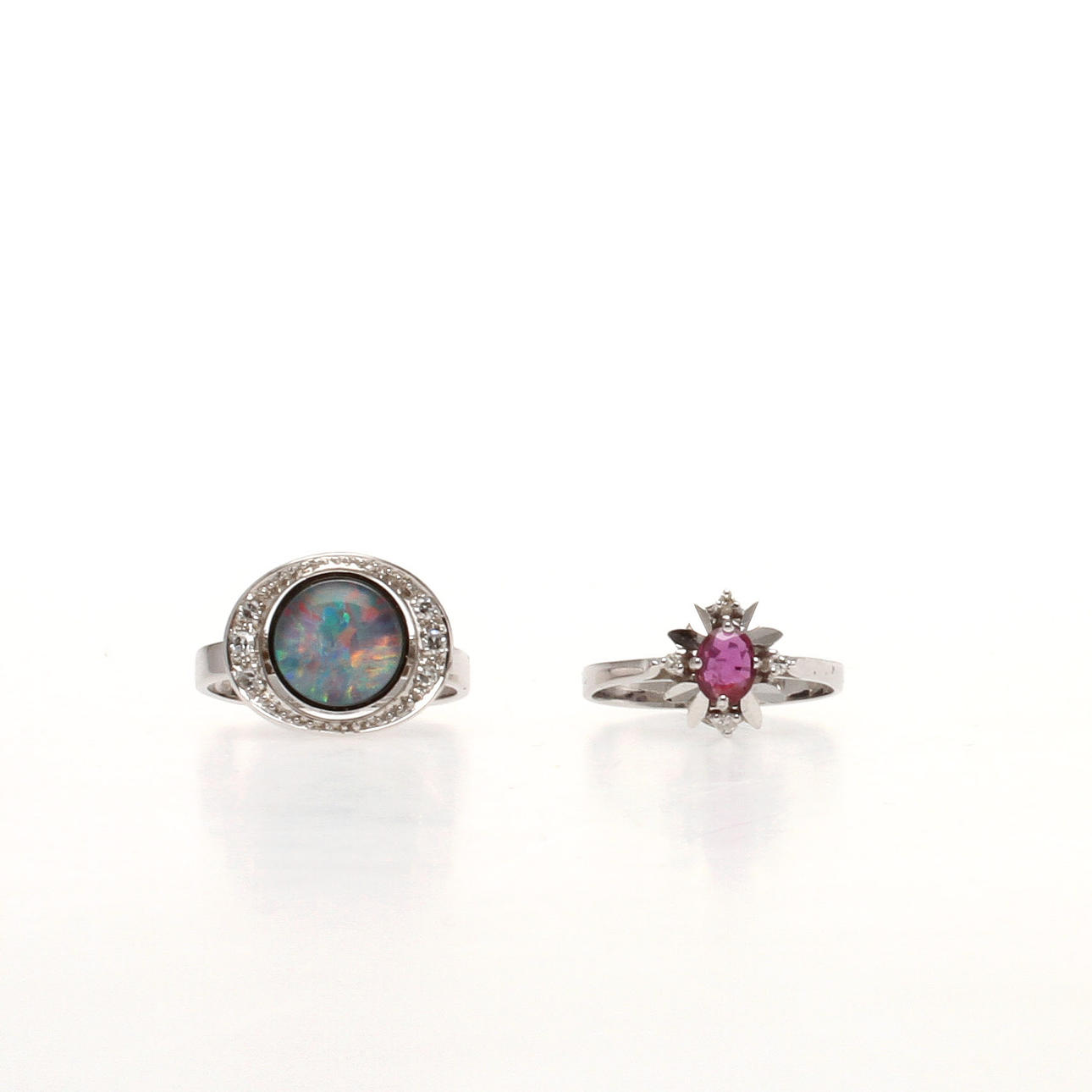 RINGAR, 2 st, 18k vitguld med små diamanter,opaltriplet samt röd sten, totalvikt 7,2 gram.
