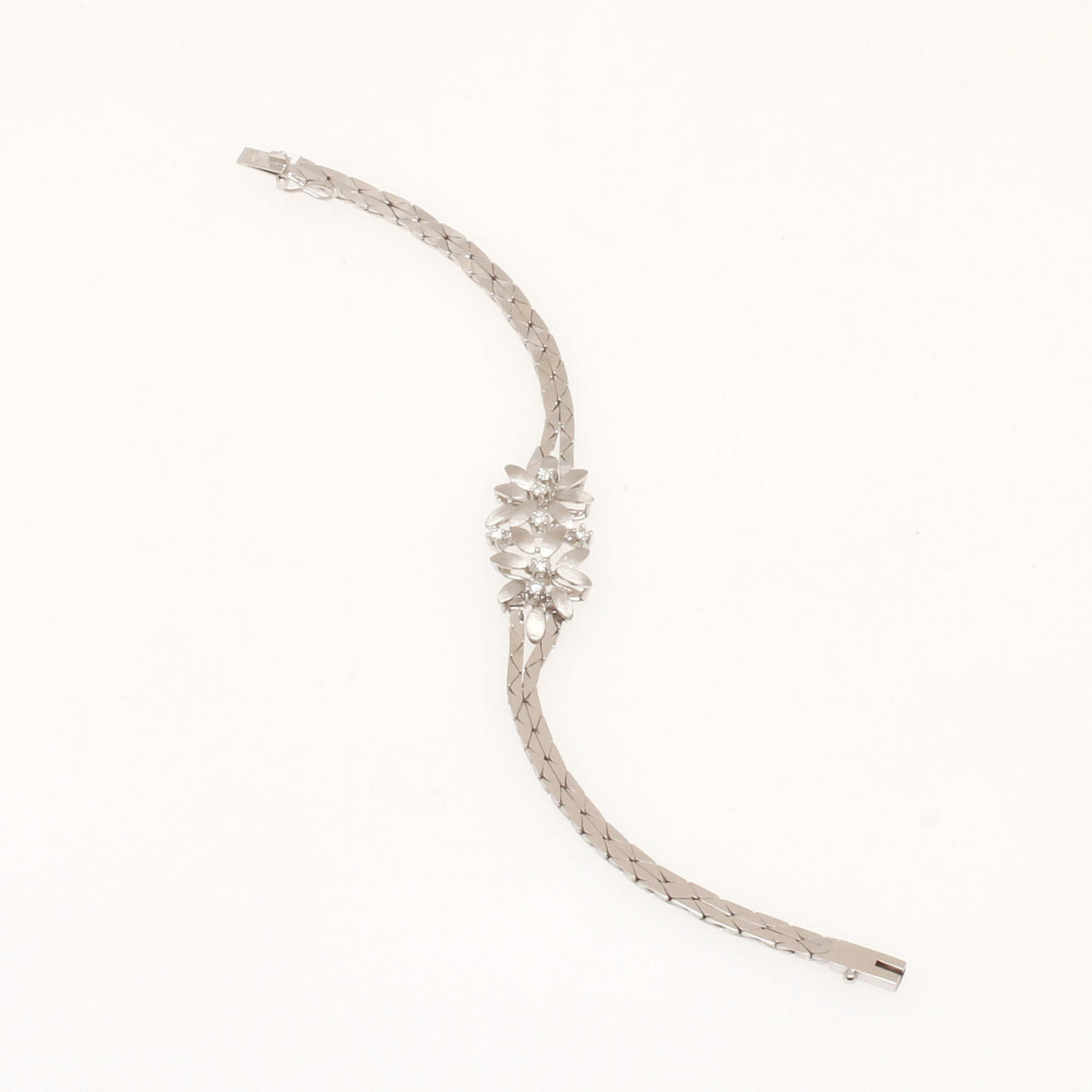 ARMSMYCKE, 18k vitguld med 7 små diamanter, vikt 13,5 gram.