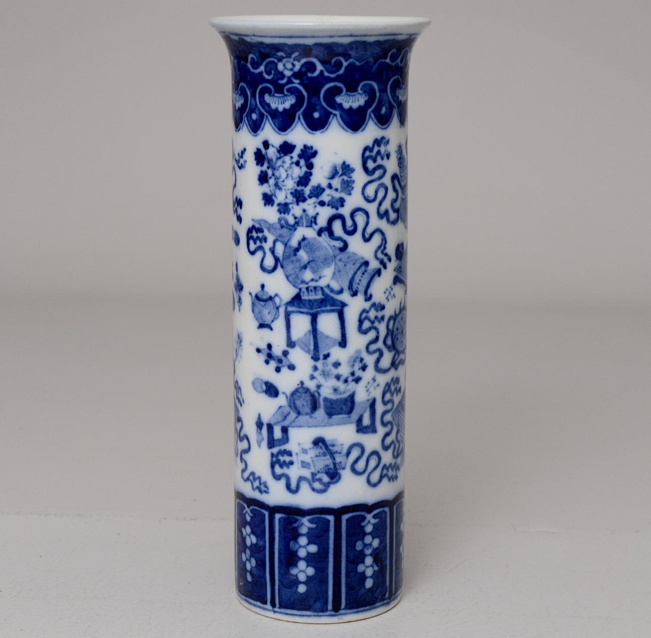 PENSELVAS, OSTINDISK. BLÅ VIT DEKOR.