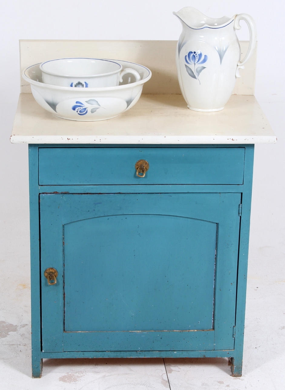 TVÄTTSKÅP MED TVÄTTSET.