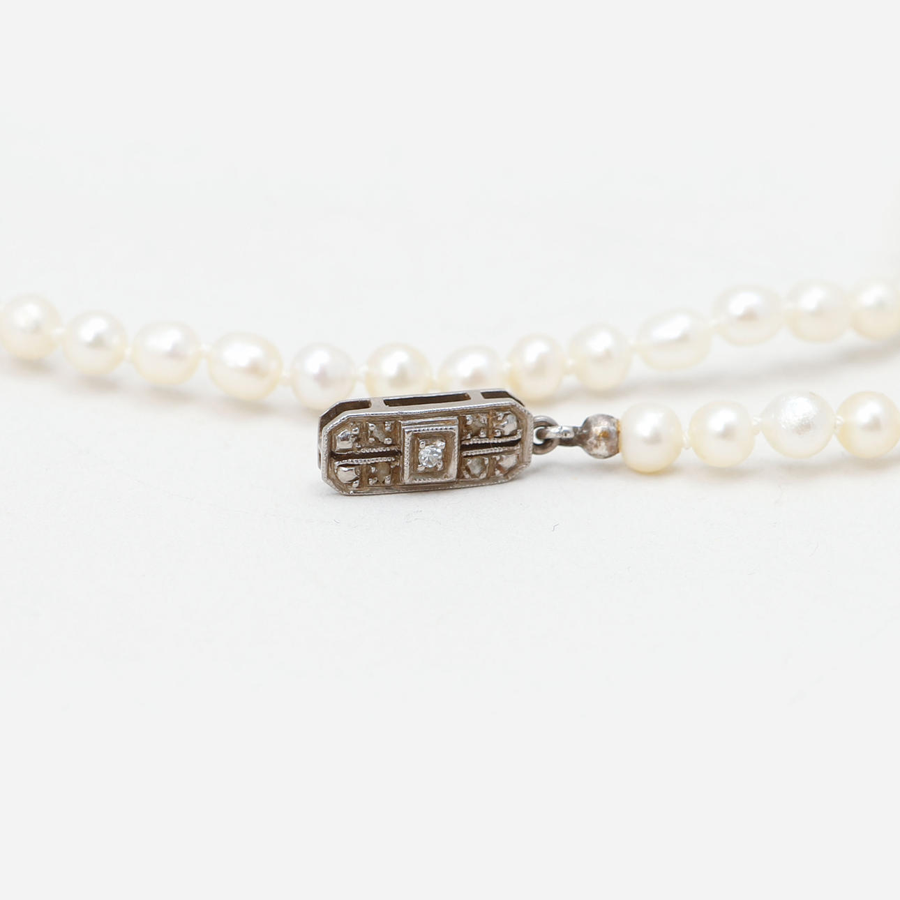 PÄRLCOLLIER, 18k vitguldlås med liten diamant.